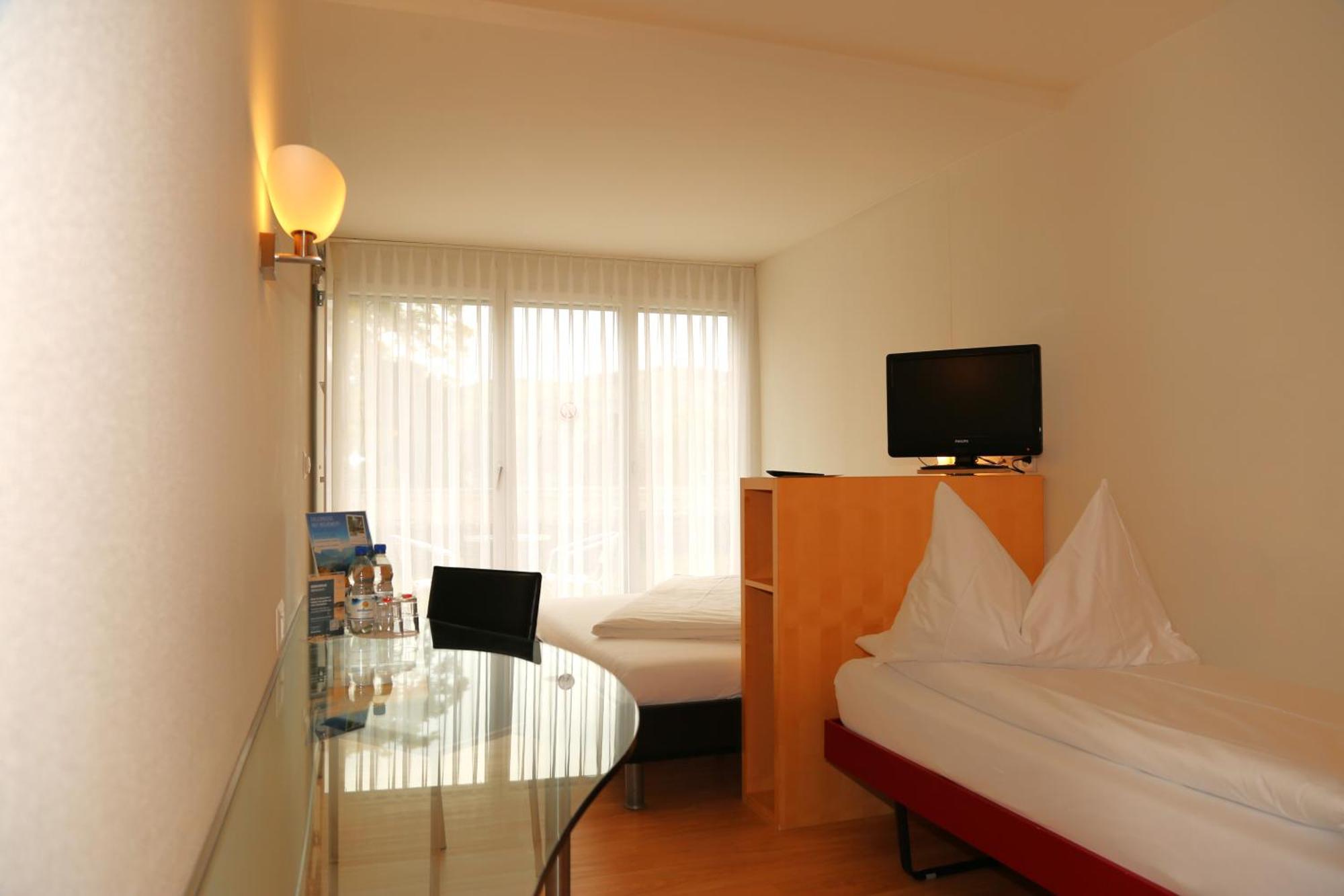 Hotel Seaside Spiez Bagian luar foto